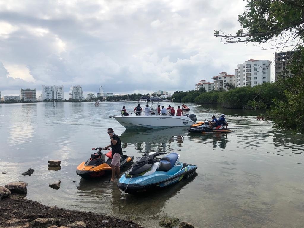 Los buzos se sumergirán en la Laguna Bojórquez para verificar si el desaparecido se hundió tras el accidente que tuvo en Cancún Los buzos se sumergirán en la Laguna Bojórquez para verificar si el desaparecido se hundió tras el accidente que tuvo en Cancún