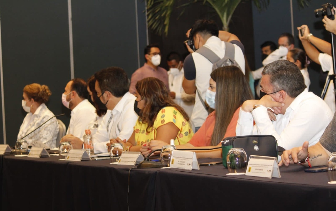 La reunión se llevará a cabo el Cancún, en punto de las 9:00 de la mañana La reunión se llevará a cabo el Cancún, en punto de las 9:00 de la mañana