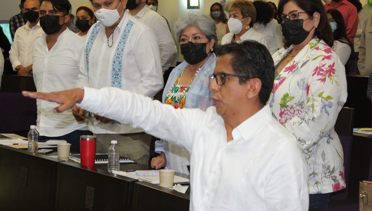El dirigente asegura que los diputados recibieron un soborno de 300 mil pesos de Morena