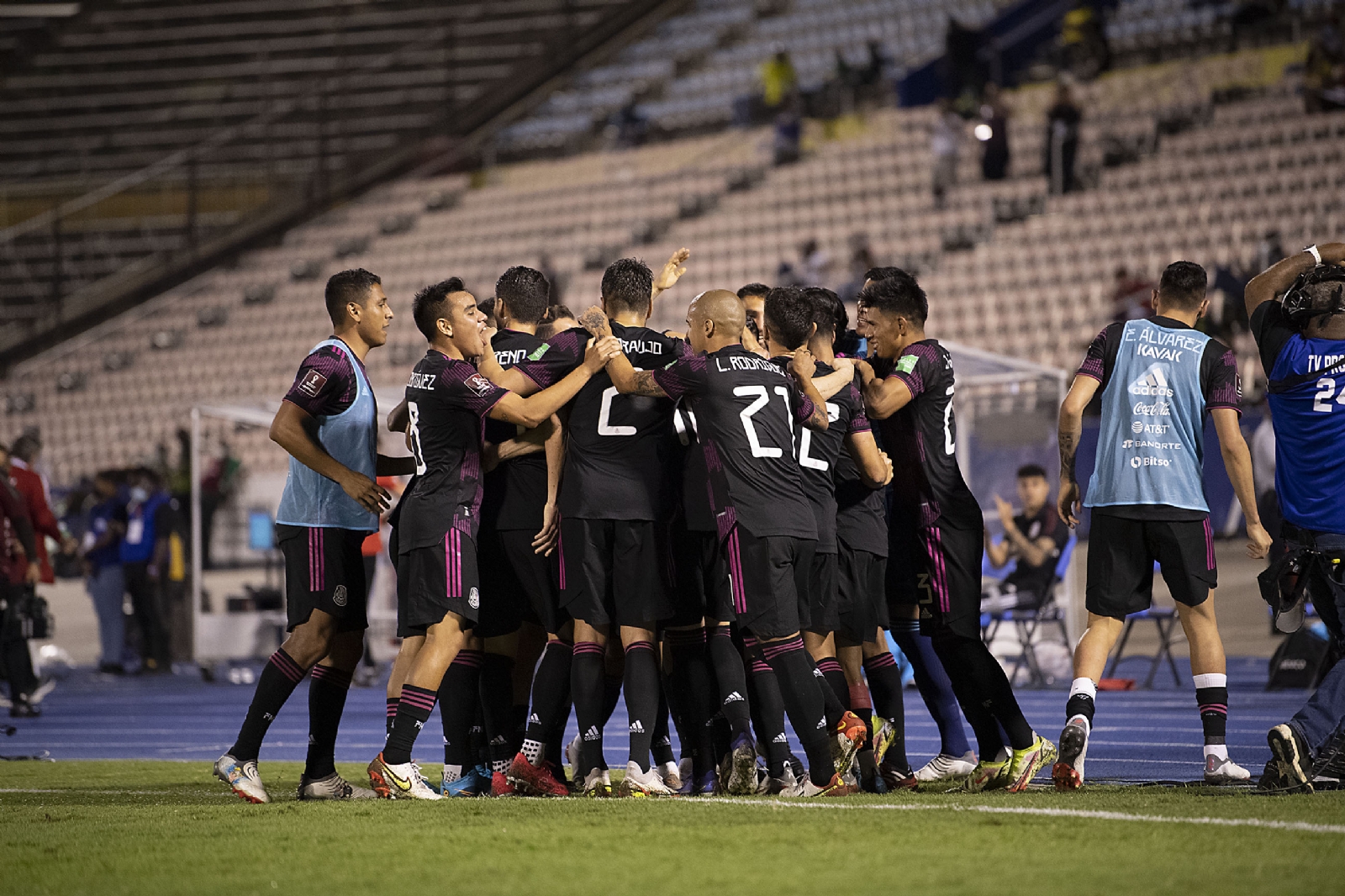 El Tri llega de vencer 2-1 a Jamaica, aferrándose al pase directo al mundial de Qatar 2022
El Tri llega de vencer 2-1 a Jamaica, aferrándose al pase directo al mundial de Qatar 2022