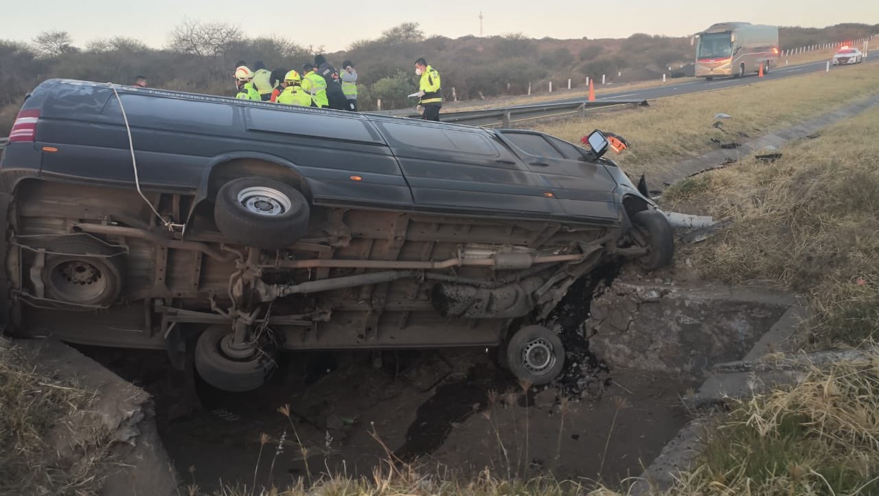 Vuelca camioneta que se dirigía a San Juan de los Lagos, Jalisco; hay 12 fallecidos y 11 heridos