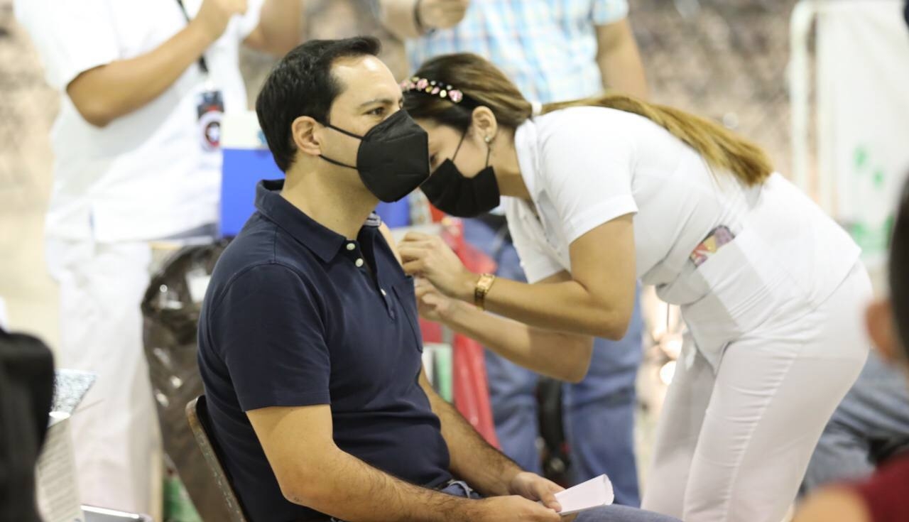 Mauricio Vila compartió en twitter una serie de fotografías en donde se le ve haciendo fila y esperando su turno para ser vacunado