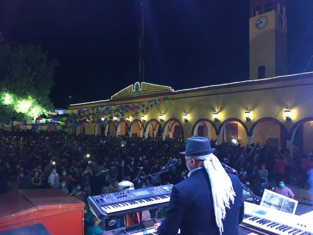 El concierto tuvo lugar a un lado del Palacio Municipal El concierto tuvo lugar a un lado del Palacio Municipal