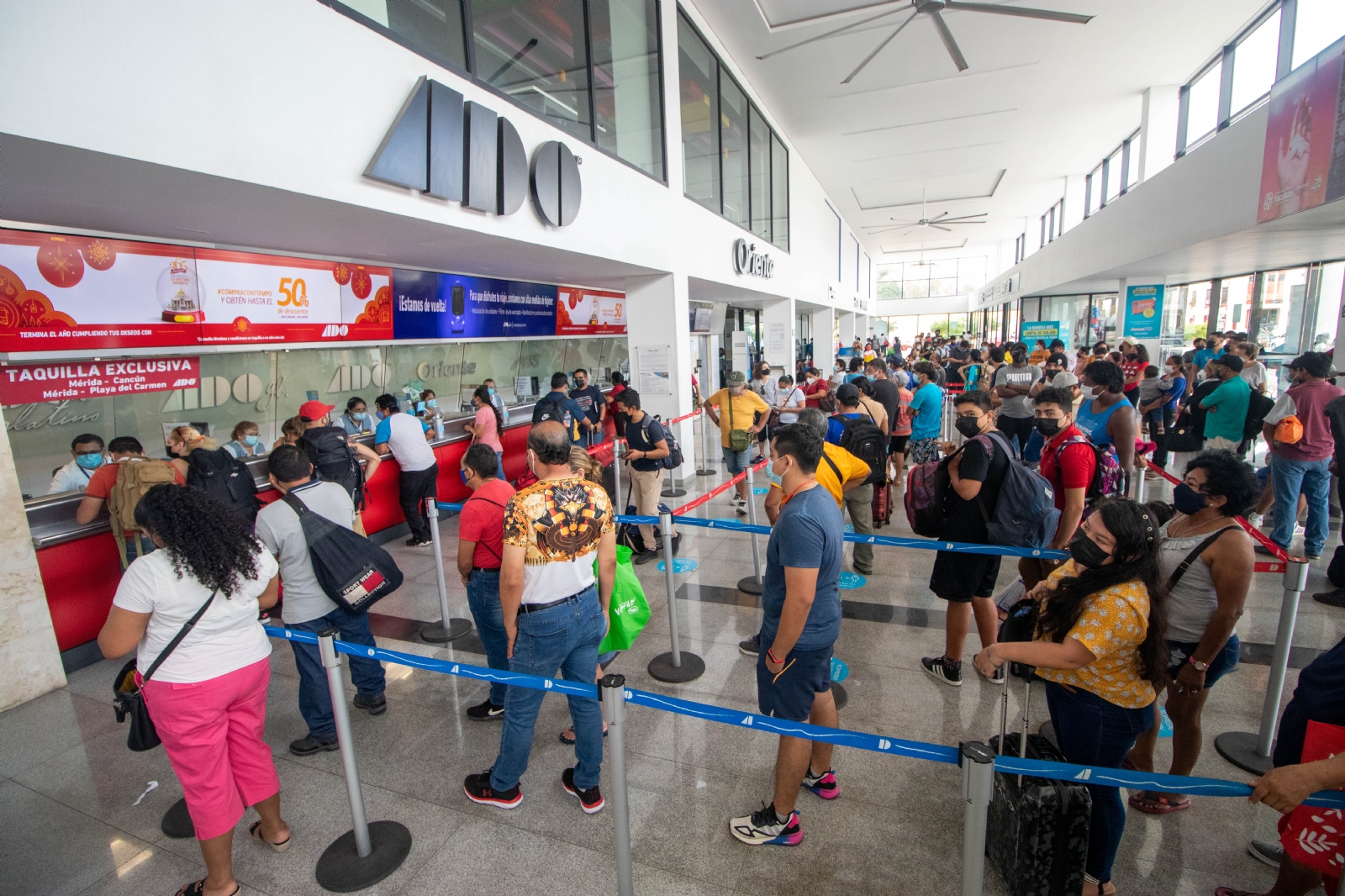 La empresa dice que el mayor problema es la aglomeración de personas al adquirir sus pasajes, pues sólo la minoría cumple señalamientos de la sana distancia La empresa dice que el mayor problema es la aglomeración de personas al adquirir sus pasajes, pues sólo la minoría cumple señalamientos de la sana distancia