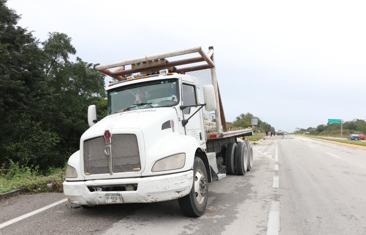 La unida terminó en el lateral de la carretera Tekit-Mama, donde la mayoría de su cargamento cayó sobre la vía federal La unida terminó en el lateral de la carretera Tekit-Mama, donde la mayoría de su cargamento cayó sobre la vía federal