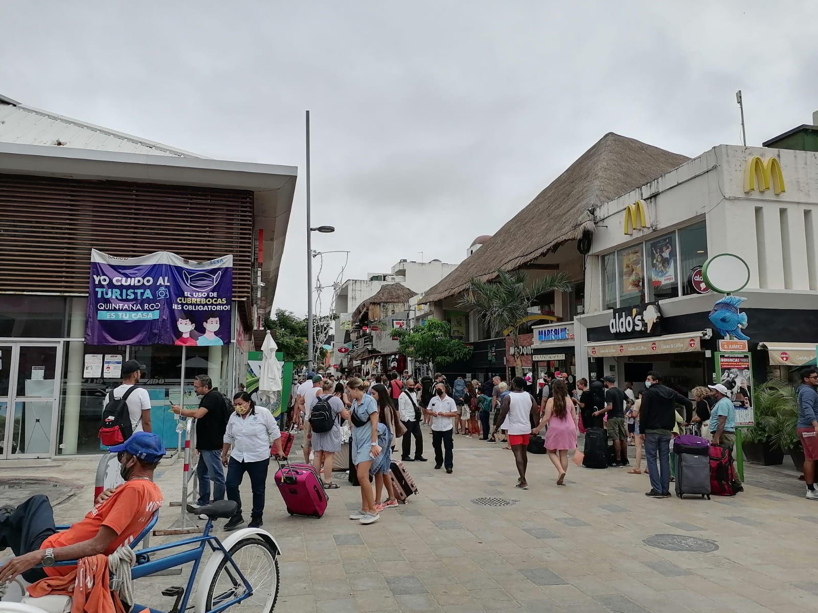 Los turistas indicaron que tuvieron que esperar el acceso a la terminal de autobuses de Playa del Carmen bajo la lluvia Los turistas indicaron que tuvieron que esperar el acceso a la terminal de autobuses de Playa del Carmen bajo la lluvia