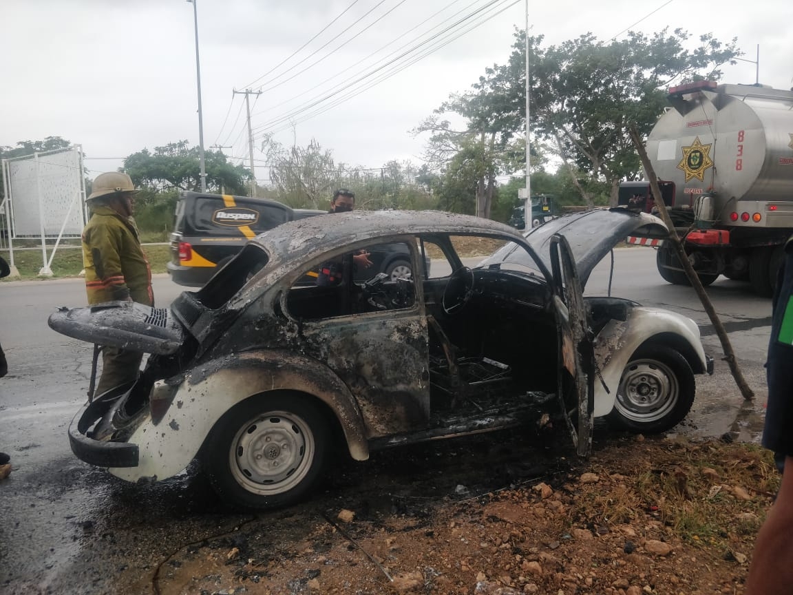 El automóvil se consumió por completo, pese a los esfuerzos de los bomberos de Mérida de controlar el fuego El automóvil se consumió por completo, pese a los esfuerzos de los bomberos de Mérida de controlar el fuego