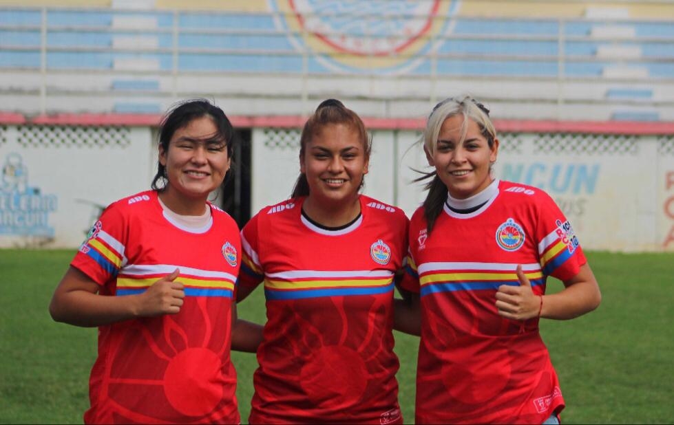 Sandra Guillermo y Camila Hernández se desempeñan como porteras, mientras que Regina Sosa juega como defensa central