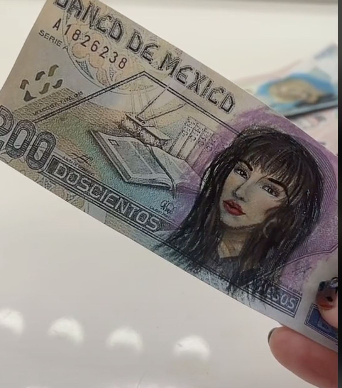 La tiktoker demuestra su talento pintando billetes. Foto: Tik-Tok @abrildawe La tiktoker demuestra su talento pintando billetes. Foto: Tik-Tok @abrildawe