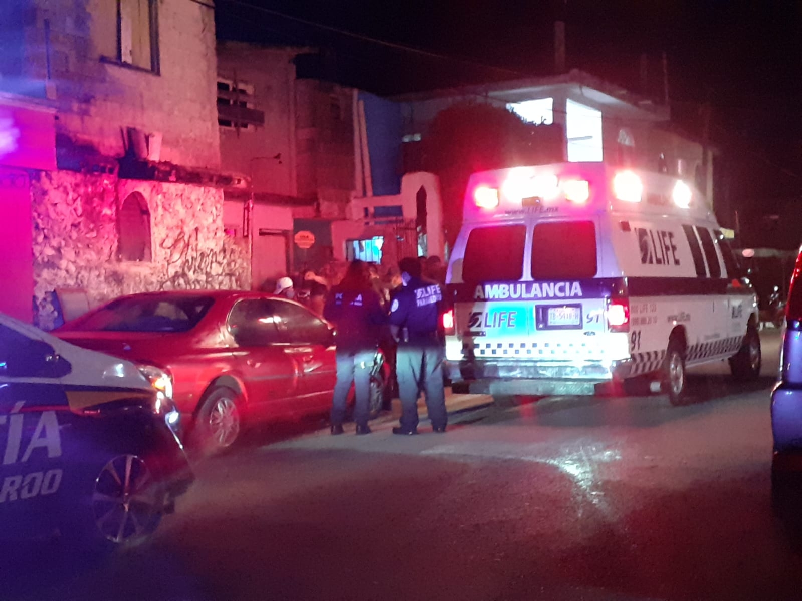 Los vecinos llamaron a la policía quienes se hicieron cargo de la menor y éstos a su vez notificaron el hecho ante autoridades del DIF Cozumel Los vecinos llamaron a la policía quienes se hicieron cargo de la menor y éstos a su vez notificaron el hecho ante autoridades del DIF Cozumel