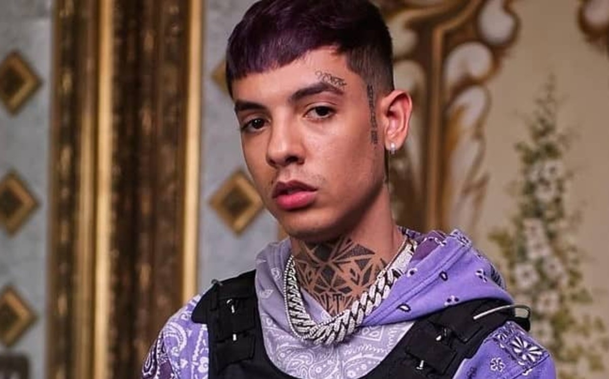 El cantante de corridos tumbados, Natanael Cano sorprendió a sus seguidores al exhibir su nueva dentadura con diamantes incrustados.