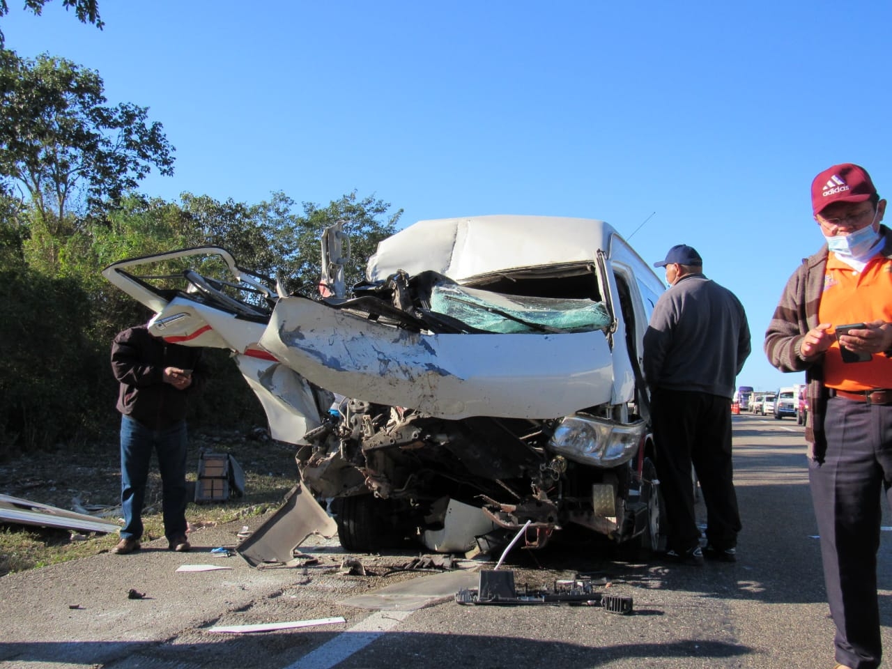 Por el golpe, la camioneta quedó bajo el volquete y uno de los pasajeros quedó prensado.