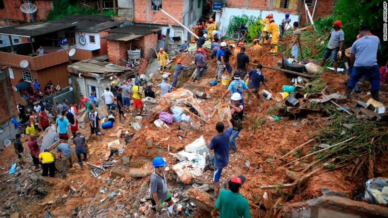 Del total de víctimas, 11 fallecieron este domingo en deslizamientos de tierra sobre viviendas