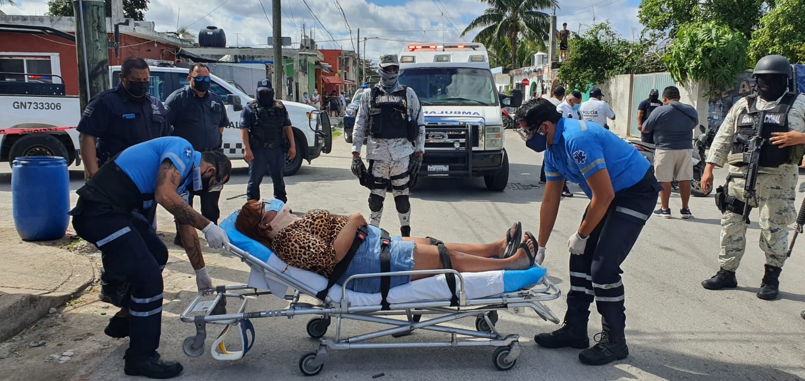 La conductora de la moto logró ponerse de pie con ayuda de los elementos de la Policía Municipal La conductora de la moto logró ponerse de pie con ayuda de los elementos de la Policía Municipal