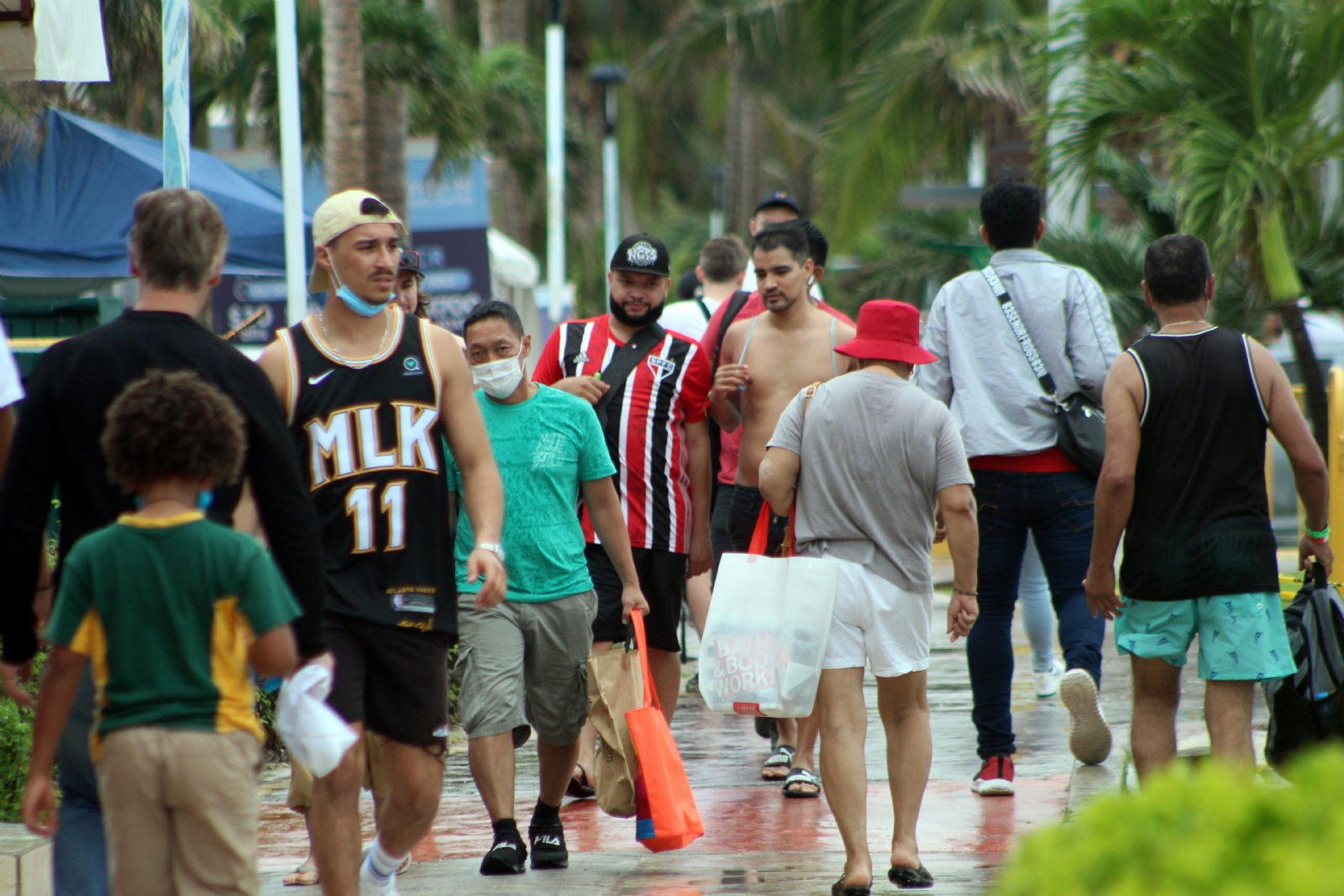 Algunos turistas que se paseaban por la Zona Hotelera de Cancún portaban mal el cubrebocas, pese a la amenaza de ómicron