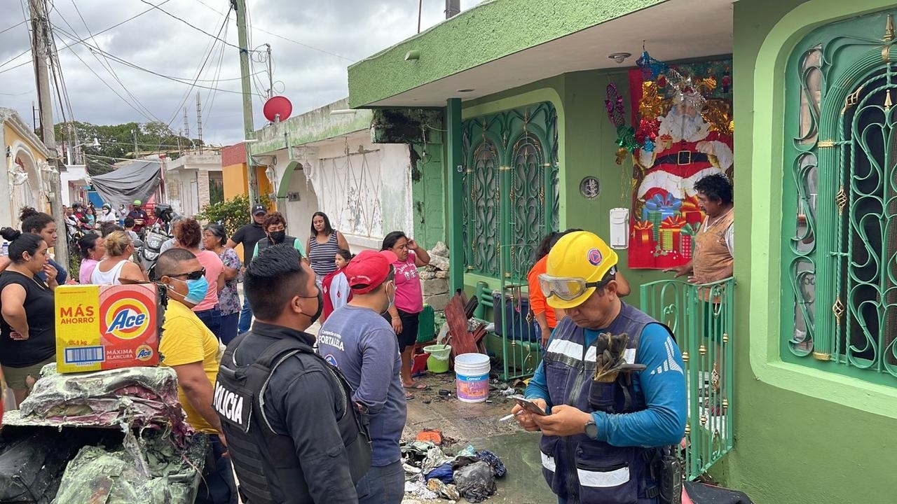 Los vecinos ayudaron a sacar todas las pertenencias de la mujer que se quemaron en la casa