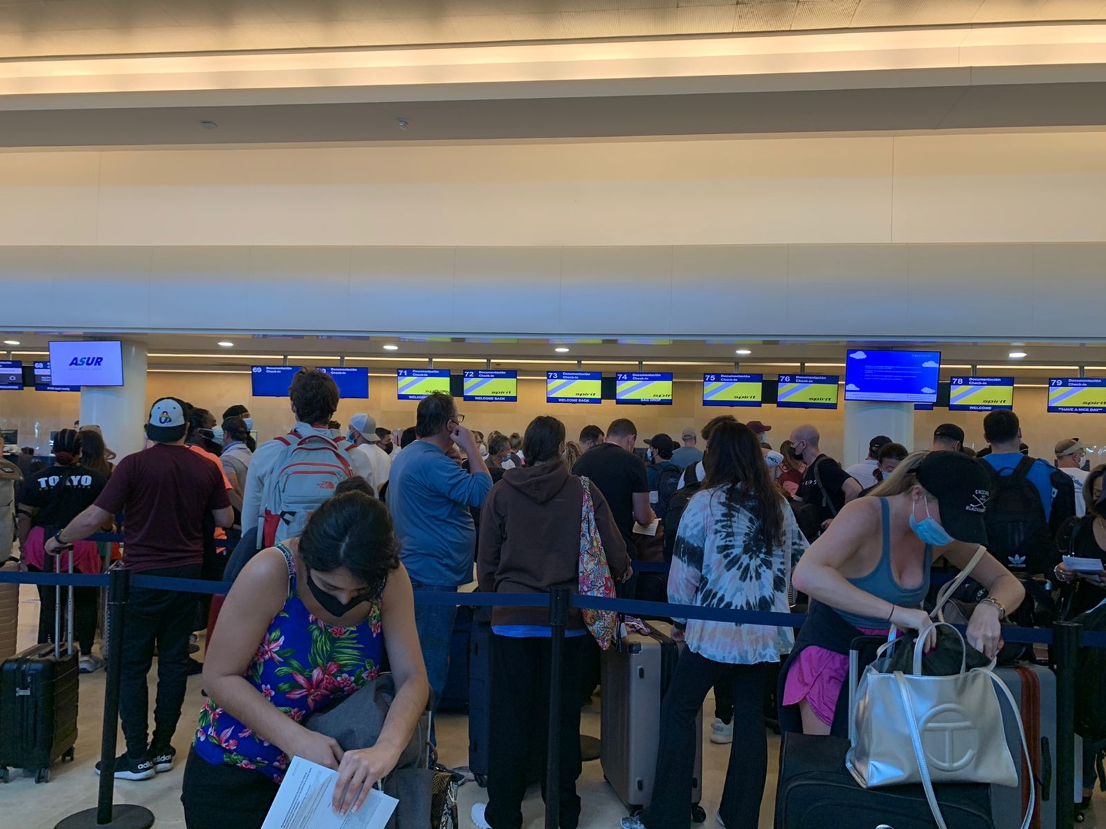 Los pasajeros en el aeropuerto de Cancún esperan respuesta de las aerolíneas sobre sus vuelos cancelados