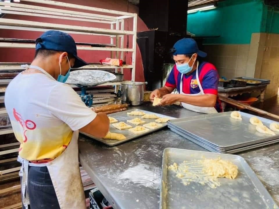 Algunas variedades de pan incluyen un relleno de jamón y queso, además del tradicional Algunas variedades de pan incluyen un relleno de jamón y queso, además del tradicional