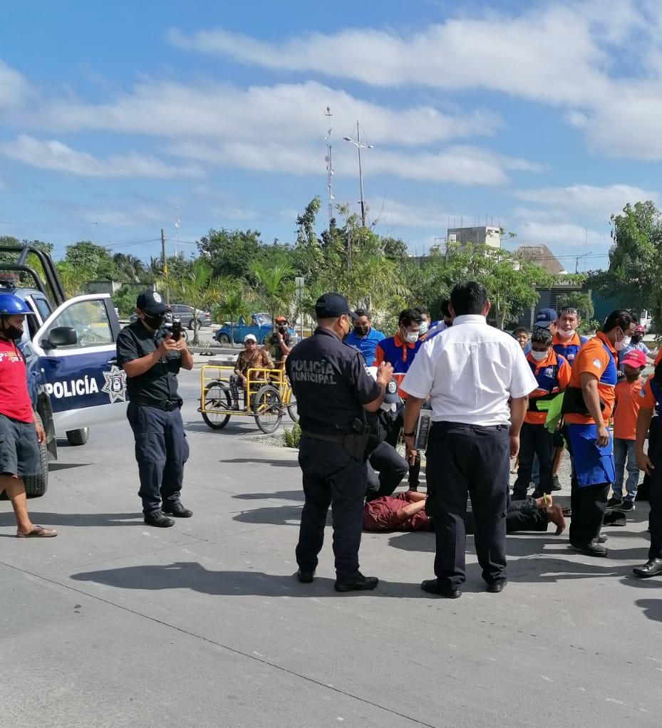 Al verse acorralado y escuchar  a los guardias de seguridad manifestarle que no podría salir, el hombre intentó huir