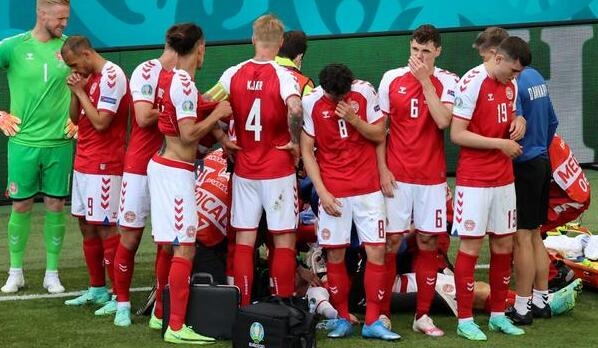 Eriksen fue cubierto por sus compañeros en aquel encuentro para evitar fotos y videos. Foto: Archivo/AP Eriksen fue cubierto por sus compañeros en aquel encuentro para evitar fotos y videos. Foto: Archivo/AP