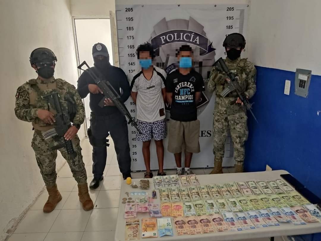 Durante la inspección y detención, se le encontró un frasco en su bolsa izquierda en cuyo interior "contenía cinco bolsitas transparentes tipo ziplock Durante la inspección y detención, se le encontró un frasco en su bolsa izquierda en cuyo interior "contenía cinco bolsitas transparentes tipo ziplock