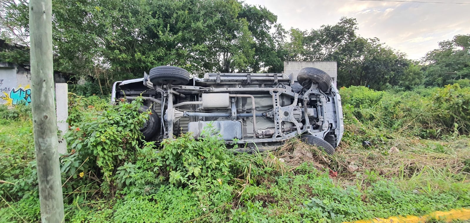 Fueron taxistas de Cozumel quienes dieron aviso al número de emergencias 911 de la volcadura en la Costera Sur Fueron taxistas de Cozumel quienes dieron aviso al número de emergencias 911 de la volcadura en la Costera Sur