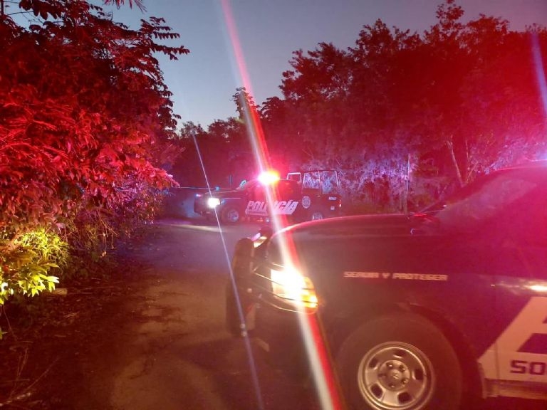 Policías acordonaron la zona del hallazgod e la maleta con el cadáver descuartizado en Playa del Carmen Policías acordonaron la zona del hallazgod e la maleta con el cadáver descuartizado en Playa del Carmen
