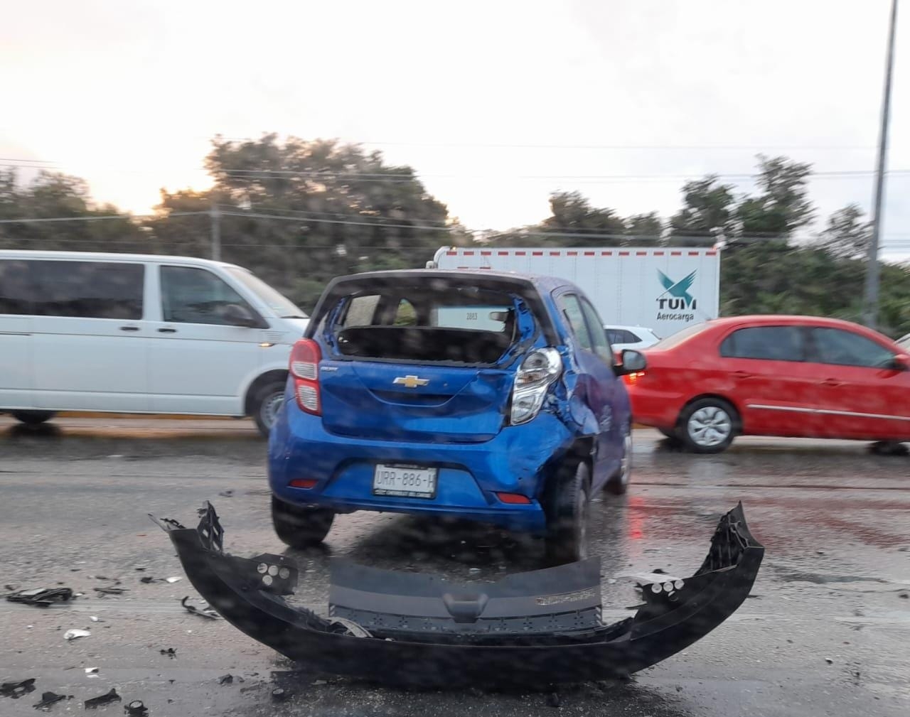El accidente ocasionó el cierre parcial de la vialidad, provocando tráfico en la zona El accidente ocasionó el cierre parcial de la vialidad, provocando tráfico en la zona