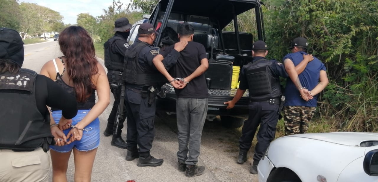 Al realizarles una inspección con apoyo de un binomio canino, se les encontró entre sus ropas una sustancia granulada con las características similares al crack