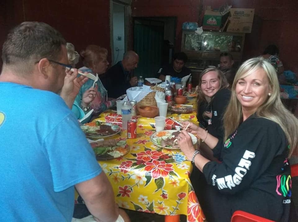 Los viajeros suelen recorrer los cenotes que se encuentran cerca de la zona, para después almorzar comida regional