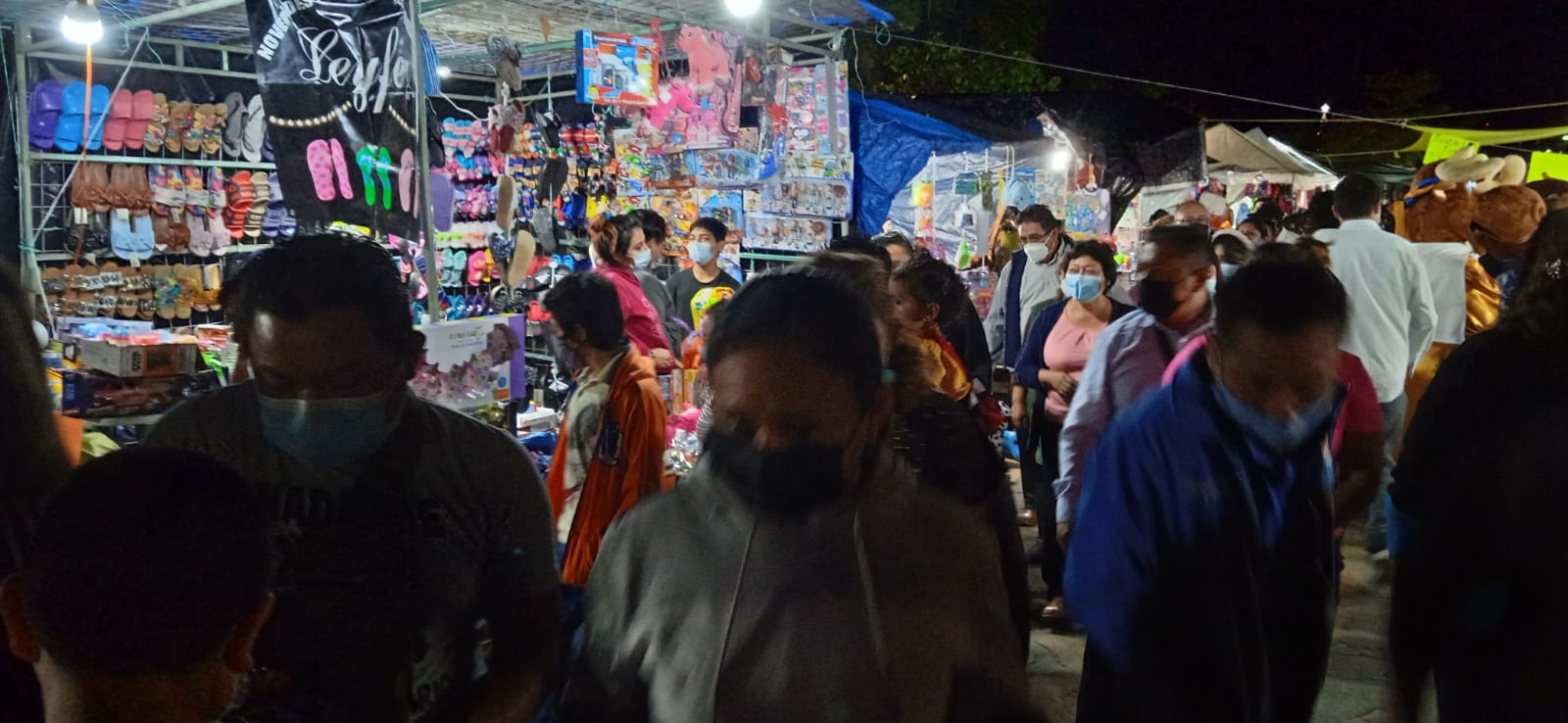 La gente acudió al lugar esta noche