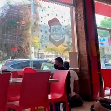 El video muestra el momento exacto de la balacera por lo que las personas cercanas tuvieron que resguardarse. Foto: Captura de Pantalla El video muestra el momento exacto de la balacera por lo que las personas cercanas tuvieron que resguardarse. Foto: Captura de Pantalla