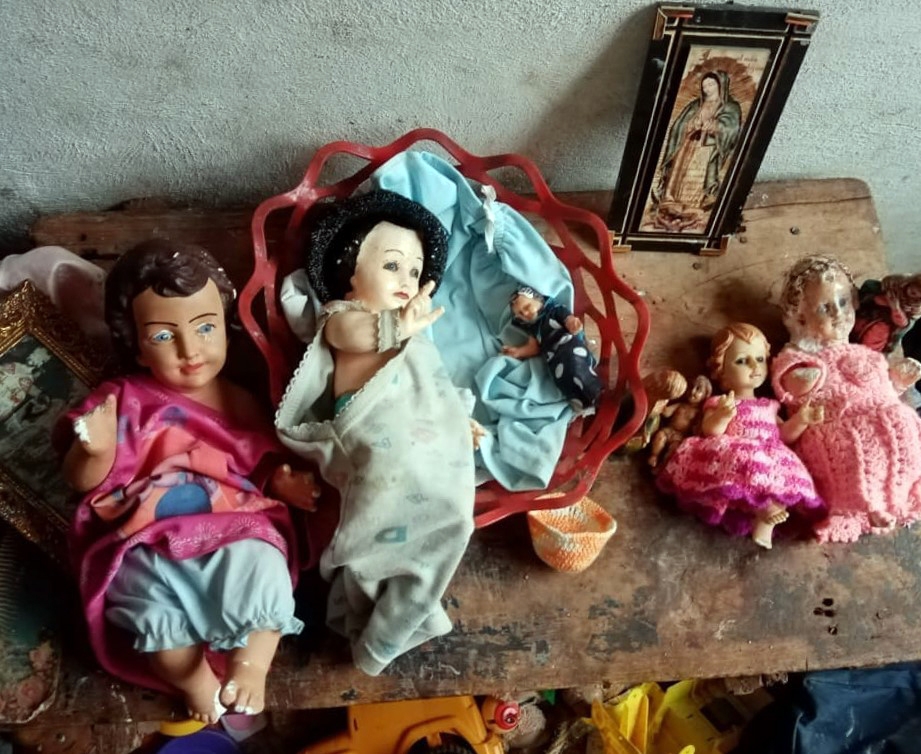 Las efigies fueron localizadas en el predio de una habitante que inicialmente dijo desconocer cómo fue que llegaron a su casa