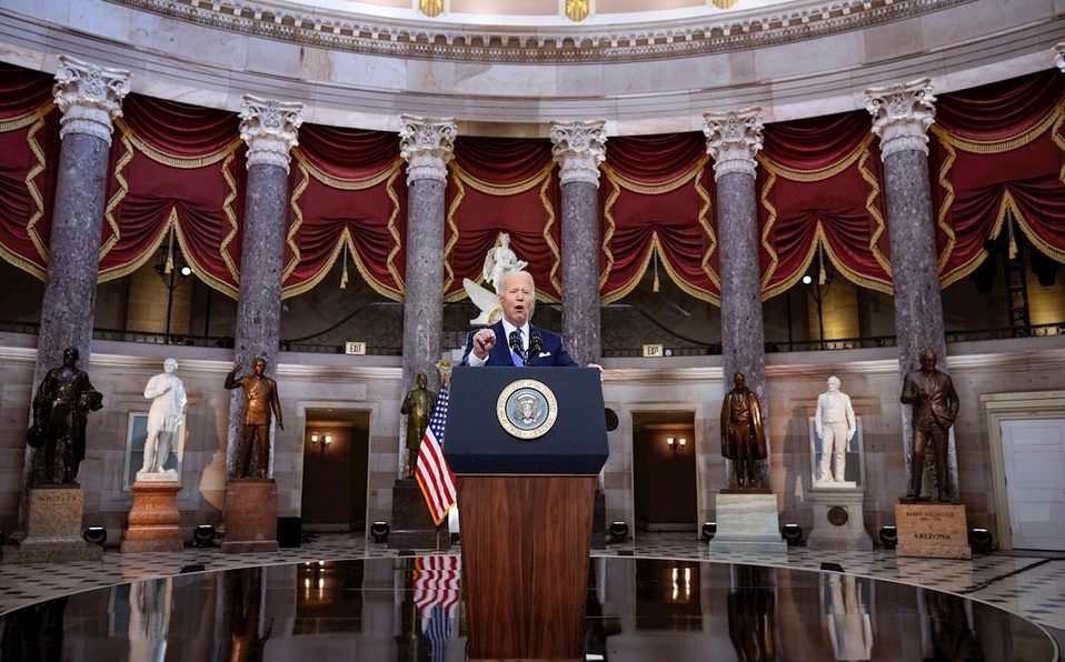 El presidente Joe Biden en el aniversario del asalto al Capitolio, aseguró que DonaldTrump "trató de evitar un traspaso de poder pacífico".
