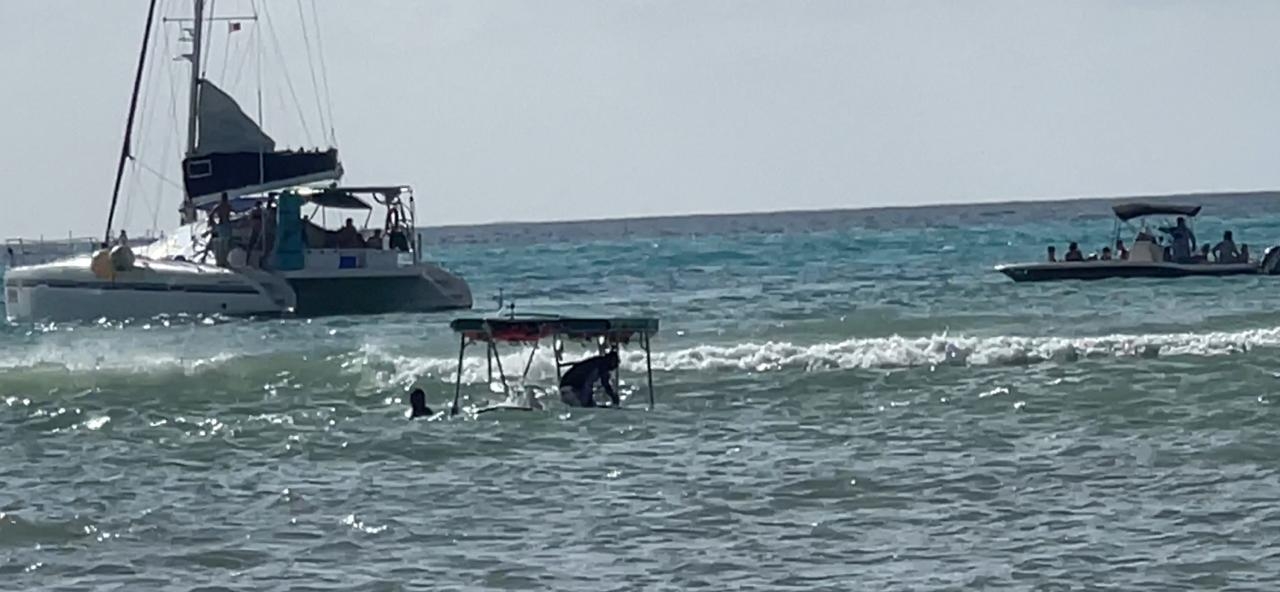 La embarcación y sus 17 tripulantes fueron rescatados por elementos de la Secretaría de Marina