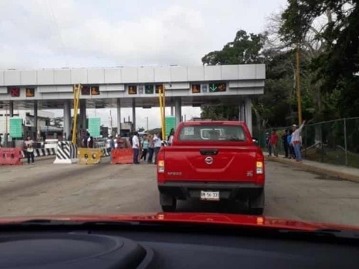 A pesar de que algunos automovilistas se encontraban en el lugar, poco se pudo hacer para detener el atraco A pesar de que algunos automovilistas se encontraban en el lugar, poco se pudo hacer para detener el atraco