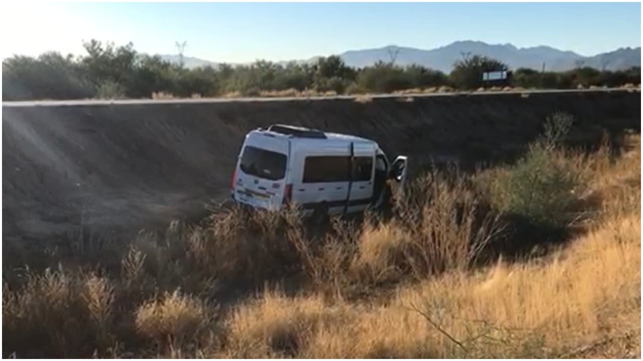 La camioneta del IMSS volcó cuando se dirigía de Hermosillo a Ciudad Obregón. Foto: Especial La camioneta del IMSS volcó cuando se dirigía de Hermosillo a Ciudad Obregón. Foto: Especial