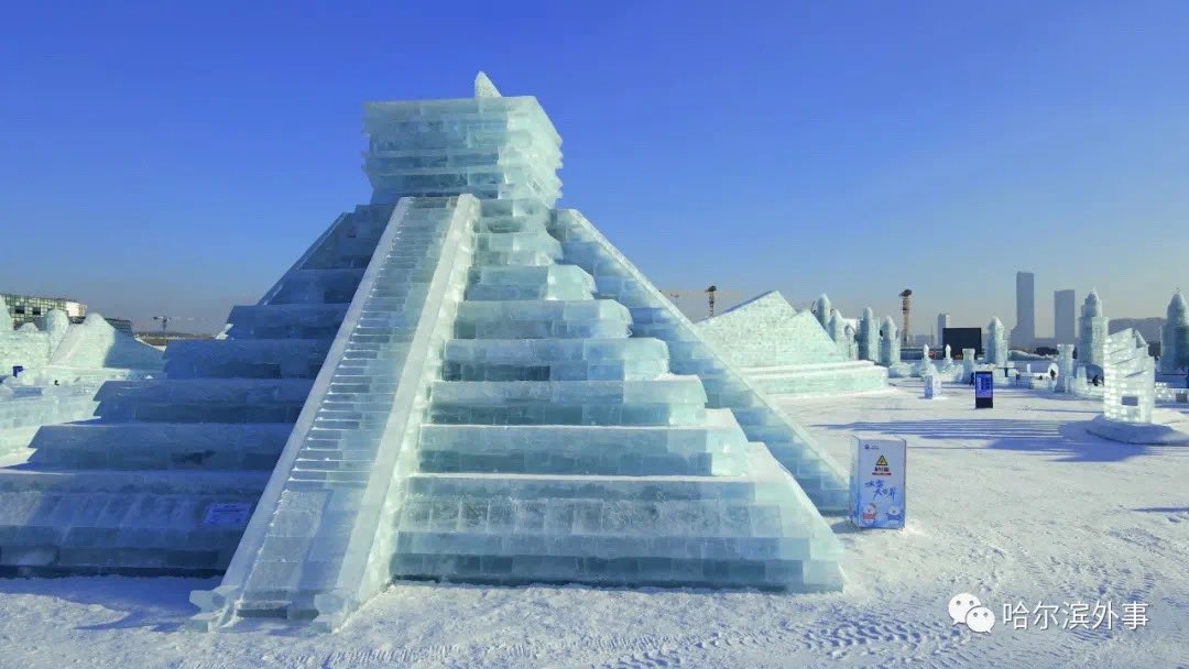 La réplica del Castillo de Kukulcán fue nombrada "Eterno retorno del Sol" y fue hecha con una pieza de hielo de 440 metros cuadrados
