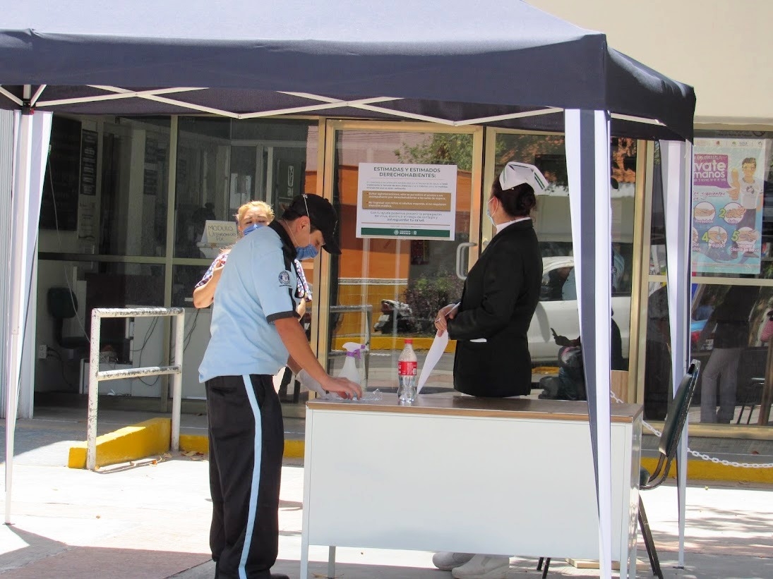 Trascendió que el personal médico y de enfermería ha tenido que adecuar los horarios y turnarse para cubrir la jornada de vacunación