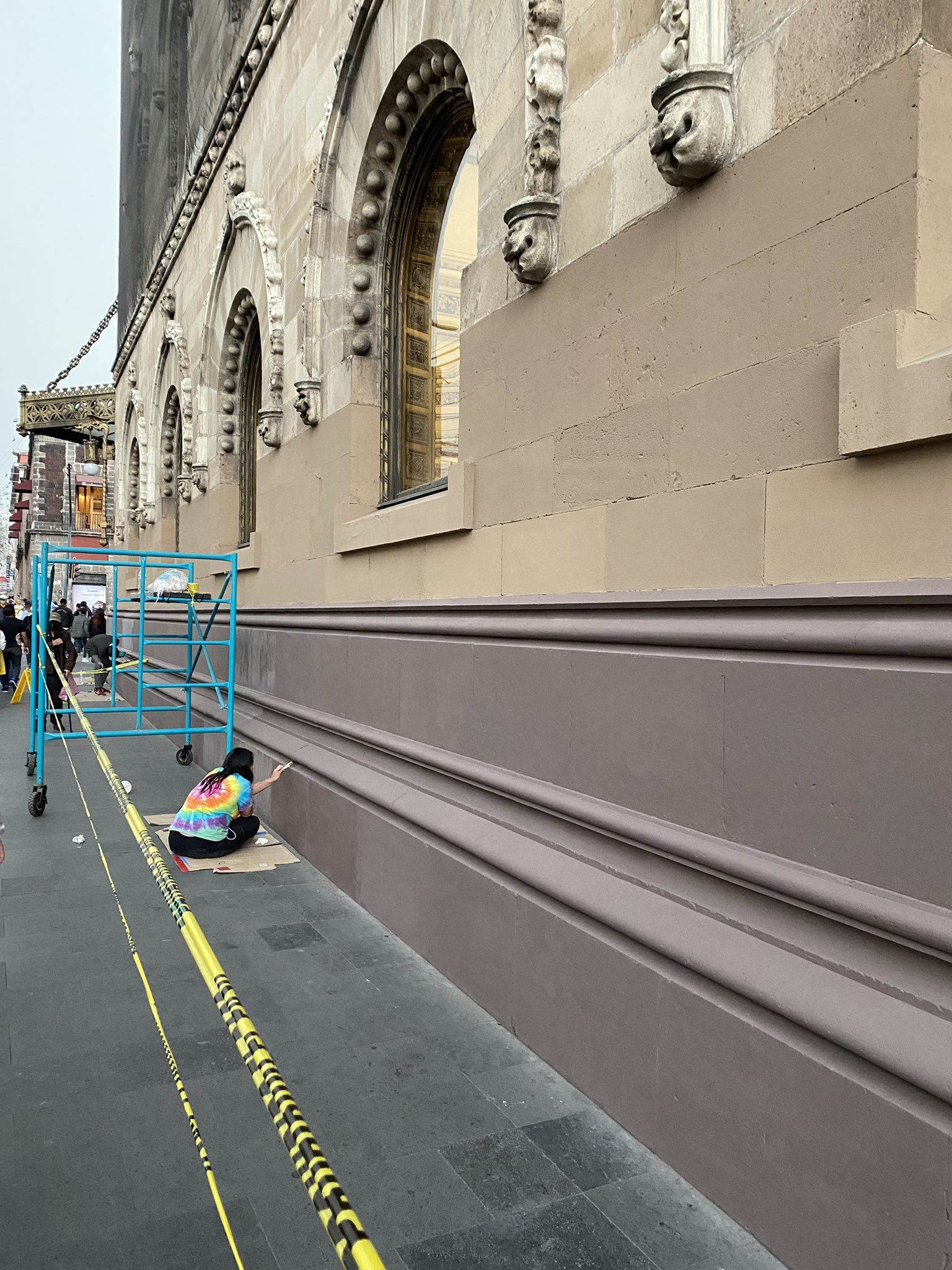 Resaltaron que las personas encargadas de esta labor están utilizando pintura vinílica sobre la piedra original del edificio.