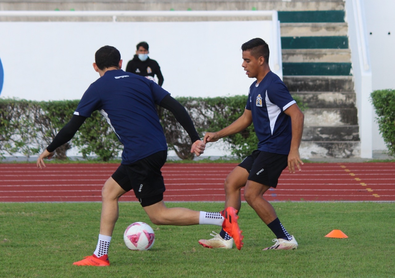Los equipos trabajan cada uno en el campo de entrenamiento para ponerse a punto para el arranque de la temporada