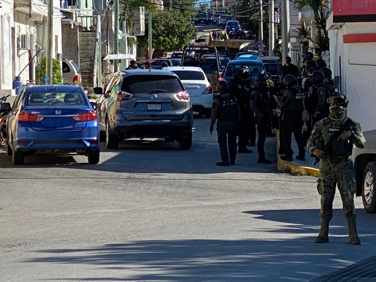 Alrededor de las 15:00 se llevó a cabo el operativo conjunto para enfrentar a presuntos narcomenudistas Alrededor de las 15:00 se llevó a cabo el operativo conjunto para enfrentar a presuntos narcomenudistas