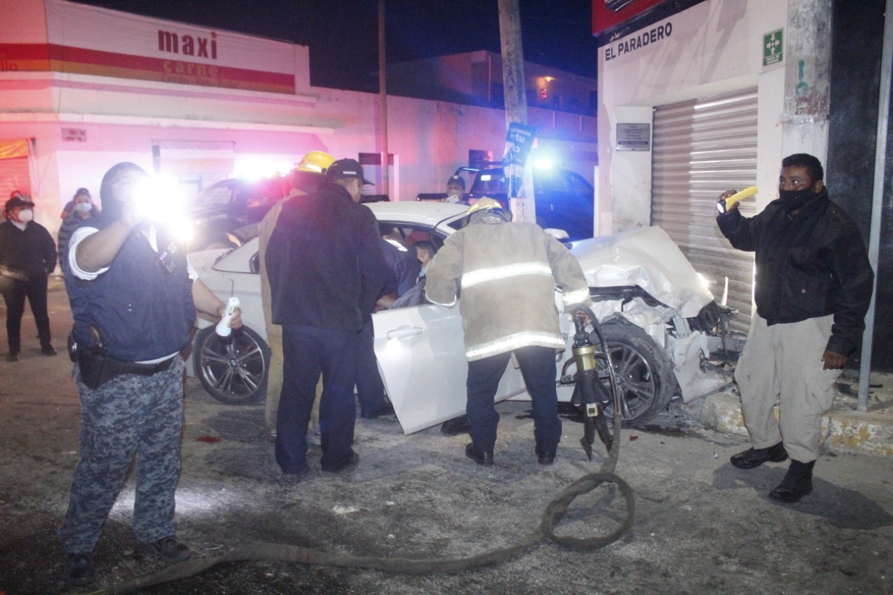 Bomberos tuvieron que hacer uso de herramientas para poder sacar a la joven del asiento del copiloto Bomberos tuvieron que hacer uso de herramientas para poder sacar a la joven del asiento del copiloto