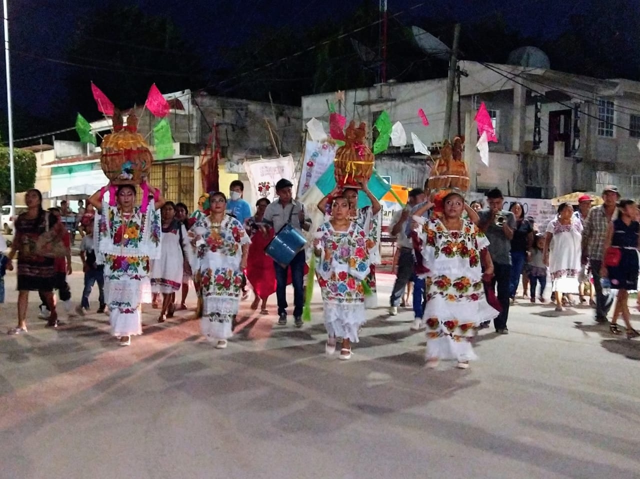 La tradicional danza se caracteriza porque únicamente es ejecutada por mujeres que portan con orgullo el traje regional que ellas mismas elaboran