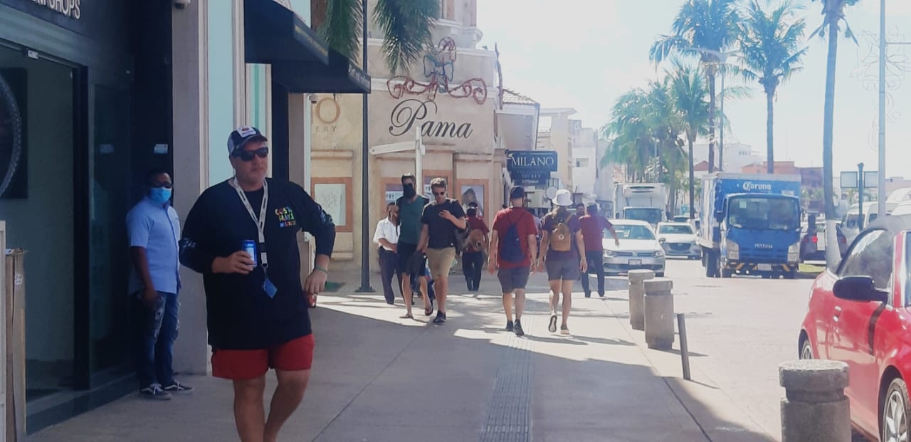 Algunos turistas se pasean sin cubrebocas por Cozumel, lo que aumenta el riesgo de contagio de COVID en la isla Algunos turistas se pasean sin cubrebocas por Cozumel, lo que aumenta el riesgo de contagio de COVID en la isla