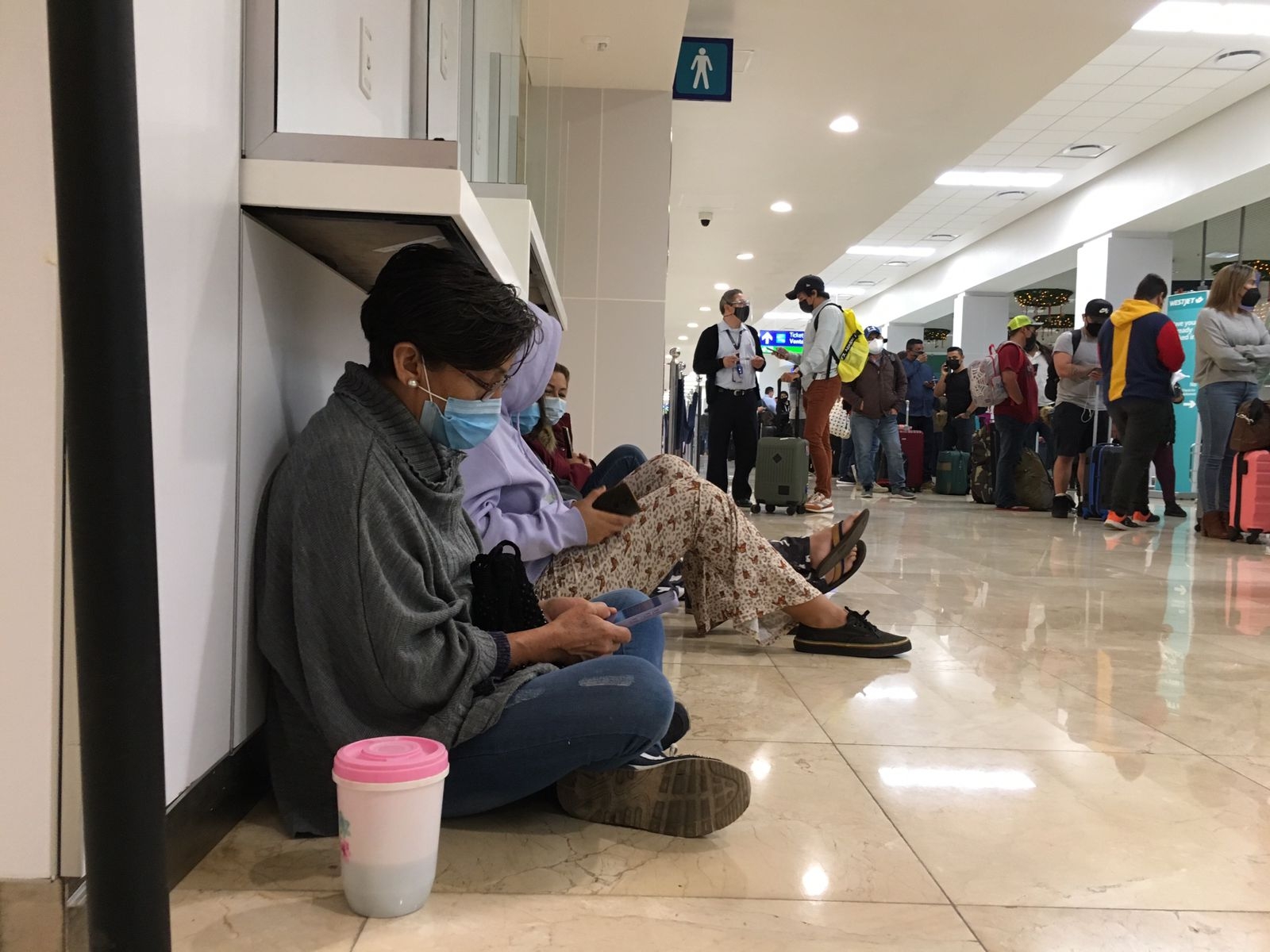 Entre los afectados se encobraban ayer un matrimonio de españoles que llegaron el sábado pasado y que debieron regresar el viernes por la mañana a la Ciudad de México