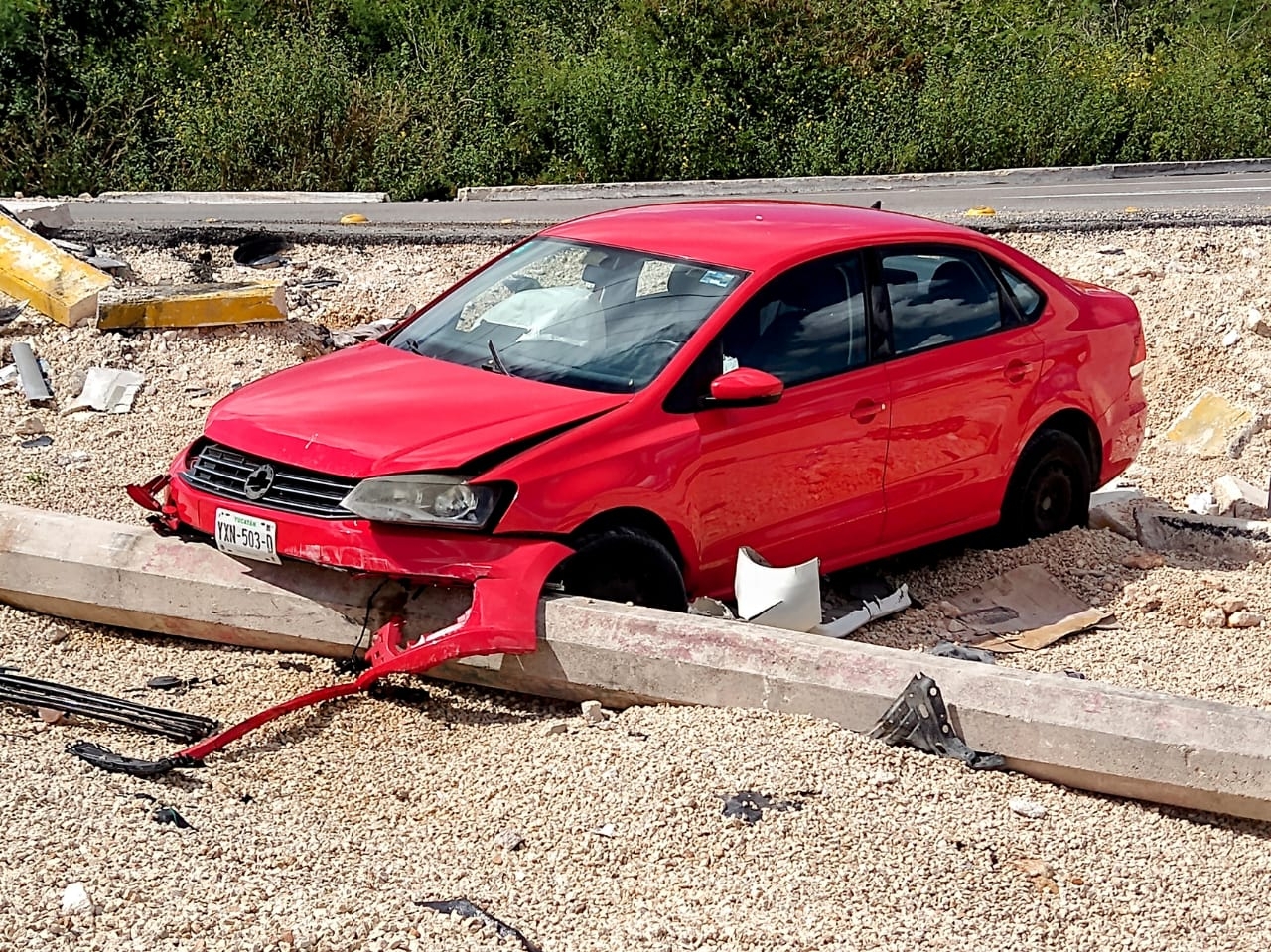 El Volkswagen Vento terminó con daños en su parte delantera
