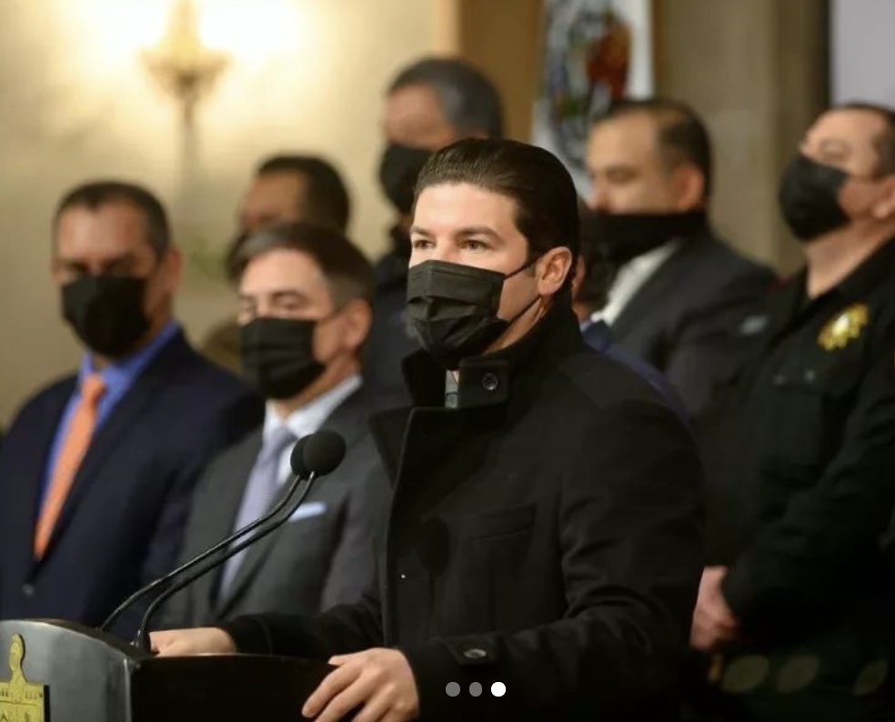 El gobernador de Nuevo León, Samuel García, anunció que en la entidad se elimina el uso obligatorio de cubrebocas en espacios abiertos El gobernador de Nuevo León, Samuel García, anunció que en la entidad se elimina el uso obligatorio de cubrebocas en espacios abiertos