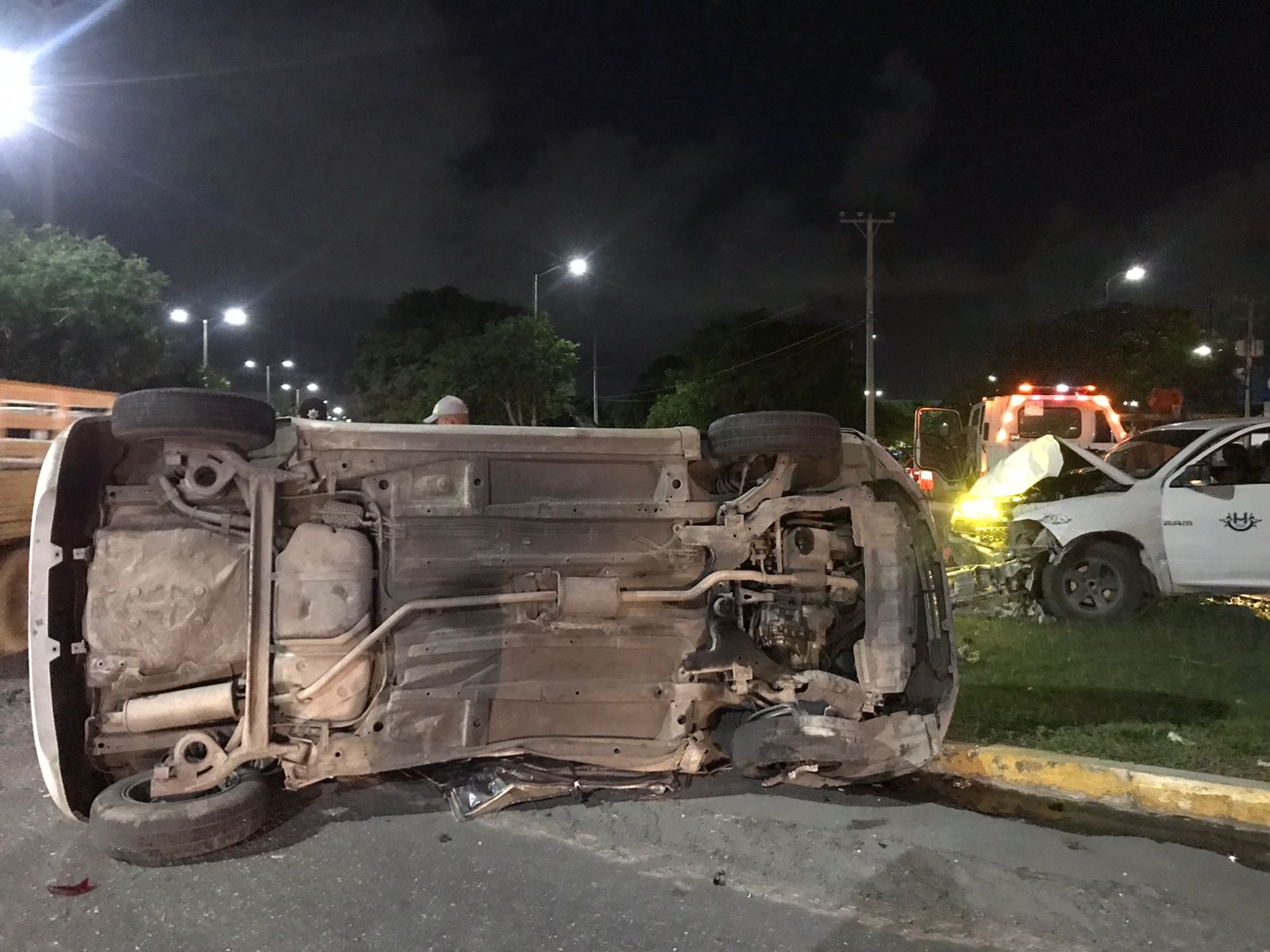 El auto compacto terminó volcado El auto compacto terminó volcado
