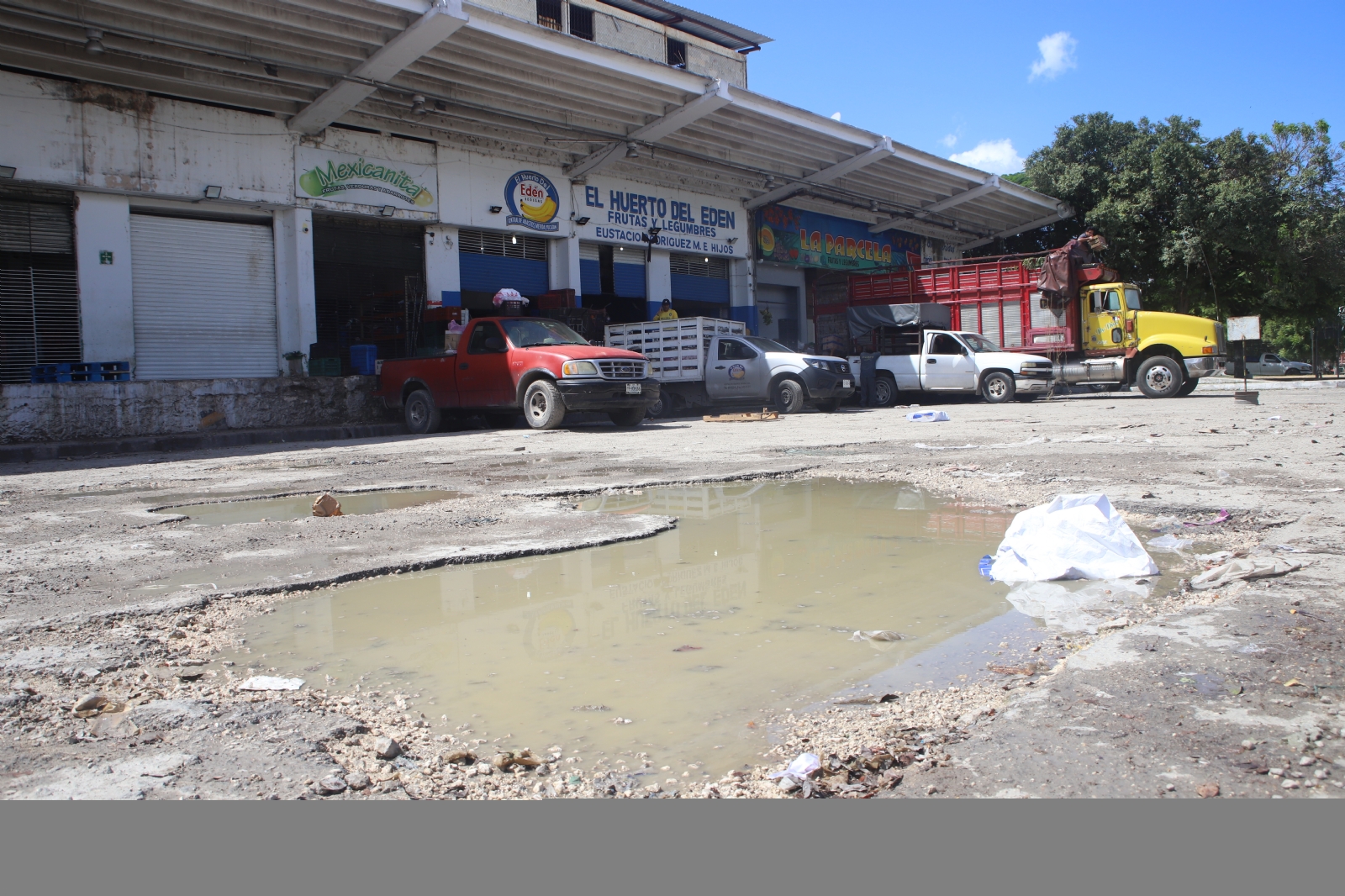 La Unión de Comerciantes señala que en las diferentes calles se observa la falta de mantenimiento: baches, pozos sin rejillas y un drenaje obstruido La Unión de Comerciantes señala que en las diferentes calles se observa la falta de mantenimiento: baches, pozos sin rejillas y un drenaje obstruido